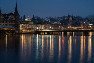 Seebrücke nachts, Luzern, Schweiz