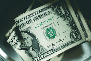Uma caixa de dinheiro cheia de notas de hum dólar dos Estados Unidos. Guardar dinheiro,...