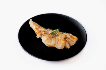 白い背景の真鱈のムニエル