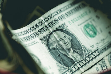 Uma caixa de dinheiro cheia de notas de hum dólar dos Estados Unidos. Guardar dinheiro, investimentos ou guardar dinheiro para a aposentadoria.	