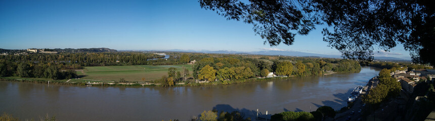 Fototapeta na wymiar Panorama sur les deux bras du Rhône et l'île de la Barthelasse depuis les hauteurs d'Avignon
