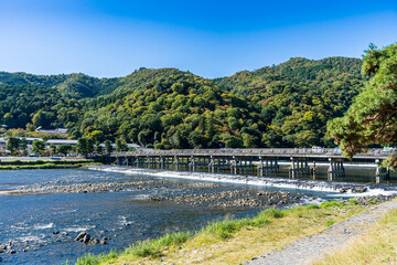 京都の嵐山にある渡月橋の風景