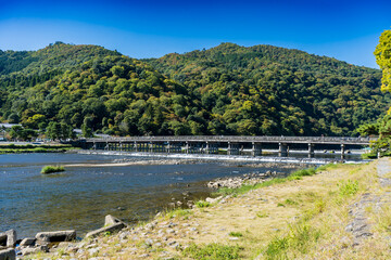 京都の嵐山にある渡月橋の風景