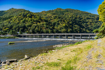 Fototapeta na wymiar 京都の渡月橋がかかる桂川の風景