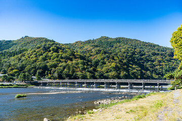 京都の嵐山にある渡月橋の風景