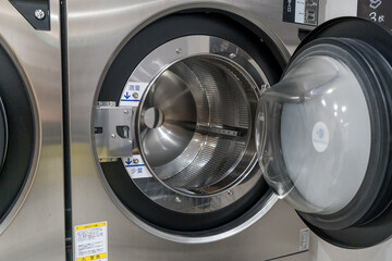 コインランドリーの大型洗濯機