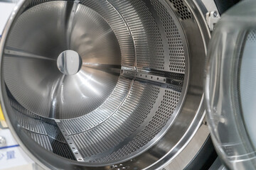 コインランドリーの大型洗濯機