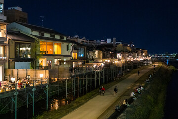 Fototapeta na wymiar 京都の夜の川床の風景