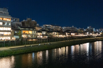 京都の夜の川床の風景