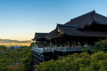 Naklejka premium 京都の清水寺の舞台と爽やかな朝焼け