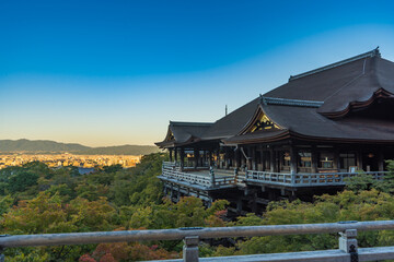 日本の京都にある、清水寺の舞台