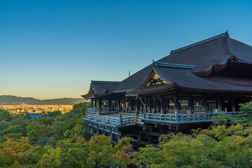 京都の清水寺の舞台と爽やかな朝焼け