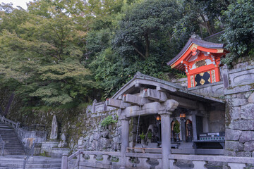 京都の清水寺にある音羽の滝の風景