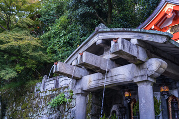 京都の清水寺にある音羽の滝の風景