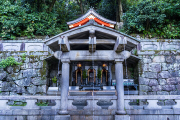 京都の清水寺にある音羽の滝
