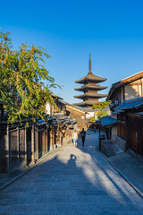 Obraz premium 京都の法観寺周辺の街から見る八坂の塔の風景