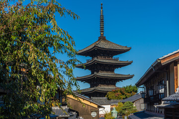 Fototapeta premium 京都の法観寺周辺の街から見る八坂の塔の風景