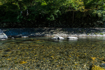 嵐電の鞍馬駅の横を流れる清流