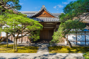 京都の慈照寺銀閣の境内の風景