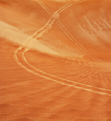 Reifenspuren eines Geländewagen in der Rimal al Wahiba Wüste,Oman,