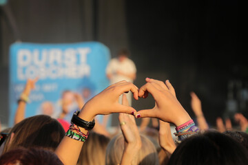 hände zu einem Herzen geformt auf einem Sommer festival konzert