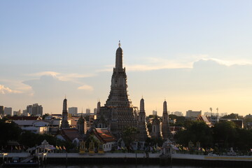 Obraz premium タイ・バンコクのワット・アルン・ラーチャワララームでのサンセット