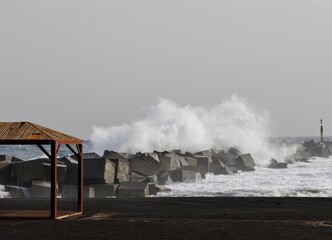 Wellen brechen über Felsen am Strand von Santa Cruz