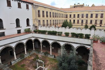 Fototapeta premium Napoli - Chiostri di Santa Maria La Nova dal convento