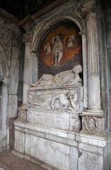 Obraz premium Napoli - Monumento funebre di Sanzio Vitagliano nel chiostro di Santa Maria La Nova