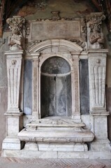 Fototapeta na wymiar Napoli - Monumento sepolcrale Macedonio nel chiostro piccolo di Santa Maria La Nova