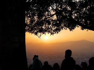 Lud podziwia zachód słońca w Atenach
