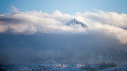 Fototapeta na wymiar Tatry zimą, szczyt w chmurze