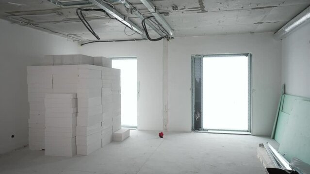New studio apartment in a new building without repair in a monolithic-frame house with an open plan with walls made of gas silicate blocks. Studio apartment without finishing.
