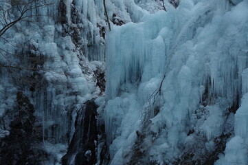 冬の凍てつく渓谷の氷瀑
