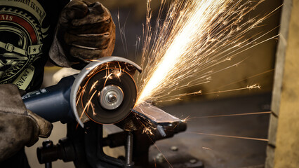 Personne travaillant de l'acier à la meuleuse à disque