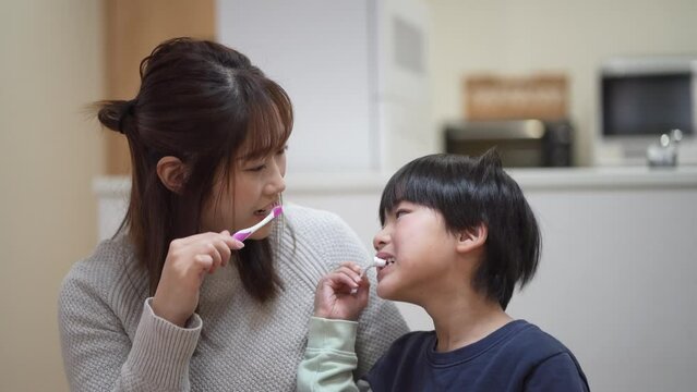 	歯磨きする親子