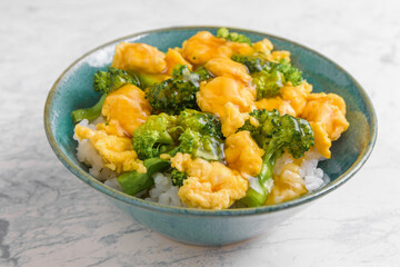 ブロッコリーと玉子の餡かけ丼