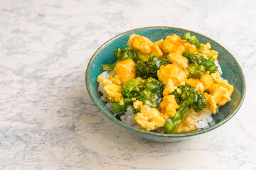 ブロッコリーと玉子の餡かけ丼