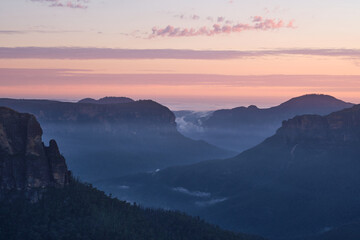 Plakat Sunrise in the mountains at Govetts Leap Lookout