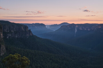 Fototapeta na wymiar sunrise over the mountains at Govetts Leap Lookout in New South Wales, Australia