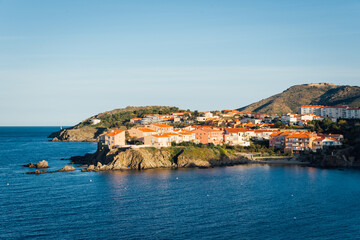 Fototapeta premium Le village de Collioure. Un village méditerranéen le long du littoral. constructions récentes pour les touristes au bord de la mer.