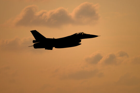 夕空に飛ぶF-2