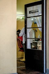 Naklejka premium wejście do starego salony fryzjerskiego