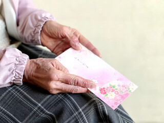 お年玉袋を持つ高齢女性の手