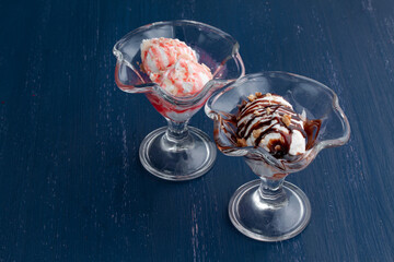Fototapeta premium Bowl with caramel ice cream on table