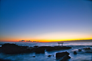 朝焼けの荒れ果てる海の様子