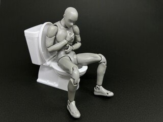 トイレで心臓発作を起こす人形