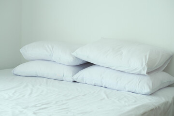 Fototapeta na wymiar white pillow lined up on bed 