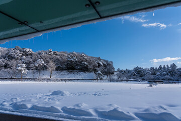 冬の金沢・しいのき迎賓館から眺める雪が積もった金沢城公園の本丸園地
