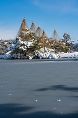 冬の北陸・金沢旅行で人気の雪が積もった兼六園